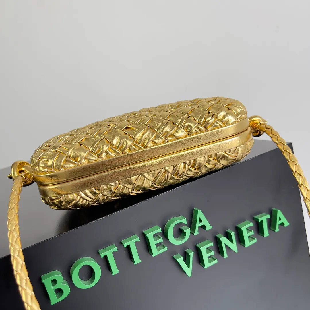 Batch 2100 𝘽𝙤𝙩𝙩𝙚𝙜𝙖 𝙫𝙚𝙣𝙚𝙩𝙖 (Higher version) Original leather ➕ Stainless steel hardware ➕ 24k real gold plating ➕ Fully handmade Jordanian Queen Rania and Princess Iman Knot clutch bag attended the event Real old money A must-have style❤️ The Knot classic is reproduced😌A small belt has been added to carry it on the shoulder🉑A must-have bag for important occasions, making your outfit more attractive✨ It is shipped with a full set of packaging from the factory, welcome to compare Style number: 717623 Size: 20.5*6*12.5